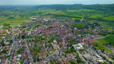 Almanya 'nın Bavyera şehrinin havadan görüntüsü. Baharın güneşli bir gününde.