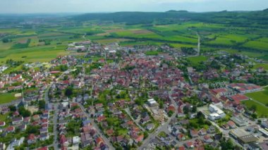 Almanya 'nın Bavyera şehrinin havadan görüntüsü. Baharın güneşli bir gününde.