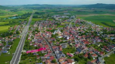Almanya 'nın Bavyera şehrinin havadan görüntüsü. Baharın güneşli bir gününde.