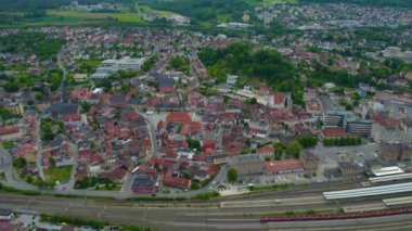 Almanya 'nın Bavyera şehrinin havadan görüntüsü. Baharın güneşli bir gününde.