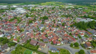 Almanya 'daki eski bir şehir merkezinin havadan görünüşü. Yazın güneşli bir günde.