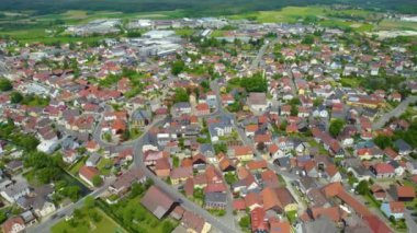 Almanya 'daki eski bir şehir merkezinin havadan görünüşü. Yazın güneşli bir günde.