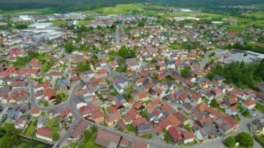 Almanya 'daki eski bir şehir merkezinin havadan görünüşü. Yazın güneşli bir günde.