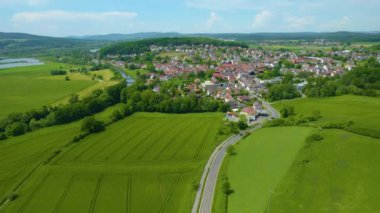 Almanya 'daki eski bir şehir merkezinin havadan görünüşü. Yazın güneşli bir günde.