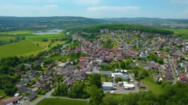 Almanya 'daki eski bir şehir merkezinin havadan görünüşü. Yazın güneşli bir günde.