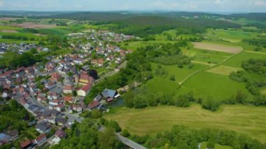 Almanya 'daki eski bir şehir merkezinin havadan görünüşü. Yazın güneşli bir günde.