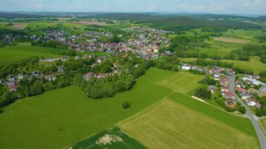 Almanya 'daki eski bir şehir merkezinin havadan görünüşü. Yazın güneşli bir günde.