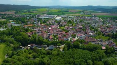 Almanya 'daki eski bir şehir merkezinin havadan görünüşü. Yazın güneşli bir günde.