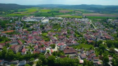 Almanya 'daki eski bir şehir merkezinin havadan görünüşü. Yazın güneşli bir günde.