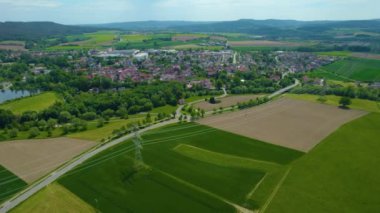 Almanya 'daki eski bir şehir merkezinin havadan görünüşü. Yazın güneşli bir günde.
