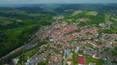Almanya 'daki eski bir şehir merkezinin havadan görünüşü. Yazın güneşli bir günde.