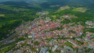 Almanya 'daki eski bir şehir merkezinin havadan görünüşü. Yazın güneşli bir günde.