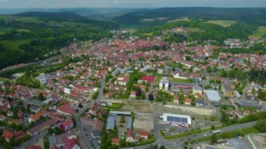 Almanya 'daki eski bir şehir merkezinin havadan görünüşü. Yazın güneşli bir günde.