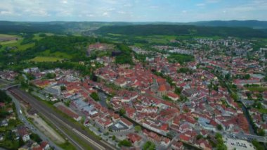 Almanya 'daki eski bir şehir merkezinin havadan görünüşü. Yazın güneşli bir günde.