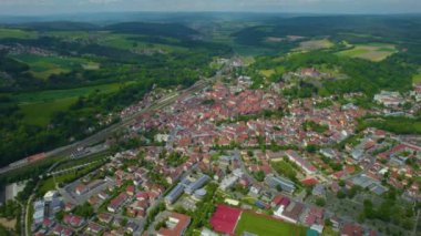 Almanya 'daki eski bir şehir merkezinin havadan görünüşü. Yazın güneşli bir günde.