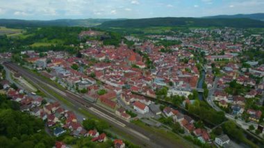 Almanya 'daki eski bir şehir merkezinin havadan görünüşü. Yazın güneşli bir günde.