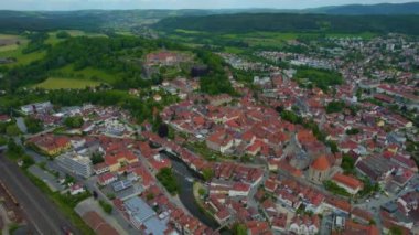 Almanya 'daki eski bir şehir merkezinin havadan görünüşü. Yazın güneşli bir günde.