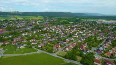 Almanya 'daki eski bir şehir merkezinin havadan görünüşü. Yazın güneşli bir günde.