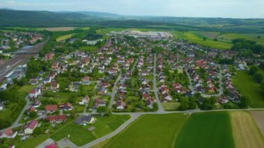 Almanya 'daki eski bir şehir merkezinin havadan görünüşü. Yazın güneşli bir günde.