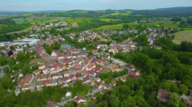 Almanya 'daki eski bir şehir merkezinin havadan görünüşü. Yazın güneşli bir günde.
