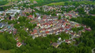 Almanya 'daki eski bir şehir merkezinin havadan görünüşü. Yazın güneşli bir günde.