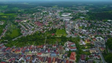 Almanya 'daki eski bir şehir merkezinin havadan görünüşü. Yazın güneşli bir günde.