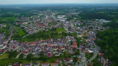 Almanya 'daki eski bir şehir merkezinin havadan görünüşü. Yazın güneşli bir günde.