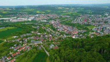 Almanya 'daki eski bir şehir merkezinin havadan görünüşü. Yazın güneşli bir günde.