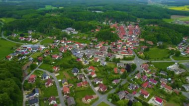 Almanya 'daki eski bir şehir merkezinin havadan görünüşü. Yazın güneşli bir günde.