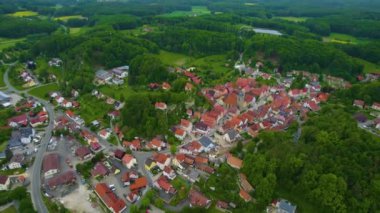 Almanya 'daki eski bir şehir merkezinin havadan görünüşü. Yazın güneşli bir günde.