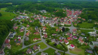 Almanya 'daki eski bir şehir merkezinin havadan görünüşü. Yazın güneşli bir günde.