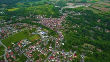 Almanya 'daki eski bir şehir merkezinin havadan görünüşü. Yazın güneşli bir günde.