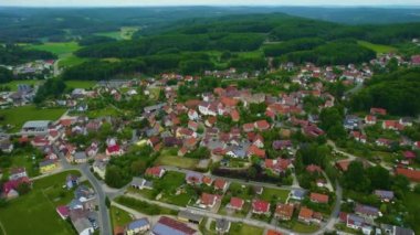 Almanya 'daki eski bir şehir merkezinin havadan görünüşü. Yazın güneşli bir günde.