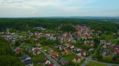 Almanya 'daki eski bir şehir merkezinin havadan görünüşü. Yazın güneşli bir günde.