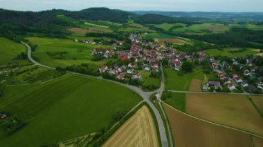 Almanya 'daki eski bir şehir merkezinin havadan görünüşü. Yazın güneşli bir günde.