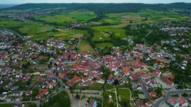Almanya 'daki eski bir şehir merkezinin havadan görünüşü. Yazın güneşli bir günde.