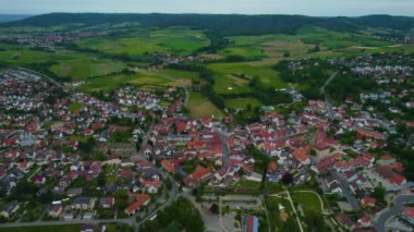 Almanya 'daki eski bir şehir merkezinin havadan görünüşü. Yazın güneşli bir günde.
