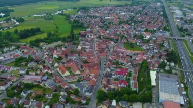 Almanya 'daki eski bir şehir merkezinin havadan görünüşü. Yazın güneşli bir günde.