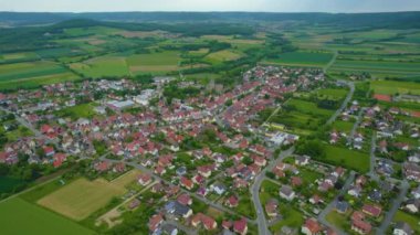 Almanya 'daki eski bir şehir merkezinin havadan görünüşü. Yazın güneşli bir günde.