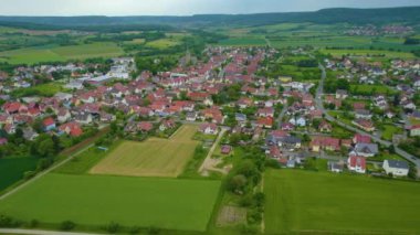 Almanya 'daki eski bir şehir merkezinin havadan görünüşü. Yazın güneşli bir günde.