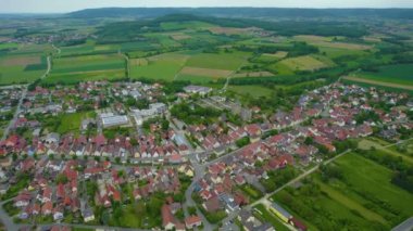 Almanya 'daki eski bir şehir merkezinin havadan görünüşü. Yazın güneşli bir günde.
