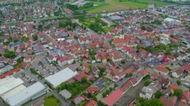 Almanya 'daki eski bir şehir merkezinin havadan görünüşü. Yazın güneşli bir günde.