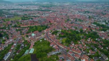 Almanya 'daki eski bir şehir merkezinin havadan görünüşü. Yazın güneşli bir günde.