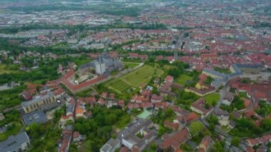 Almanya 'daki eski bir şehir merkezinin havadan görünüşü. Yazın güneşli bir günde.
