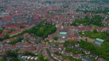 Almanya 'daki eski bir şehir merkezinin havadan görünüşü. Yazın güneşli bir günde.