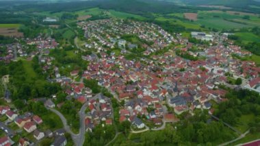 Almanya 'daki eski bir şehir merkezinin havadan görünüşü. Yazın güneşli bir günde.