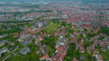 Almanya 'daki eski bir şehir merkezinin havadan görünüşü. Yazın güneşli bir günde.