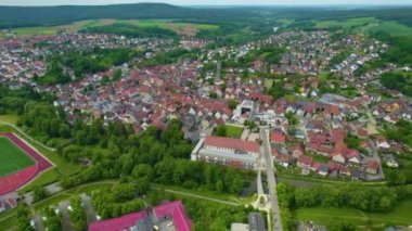 Almanya 'daki eski bir şehir merkezinin havadan görünüşü. Yazın güneşli bir günde.