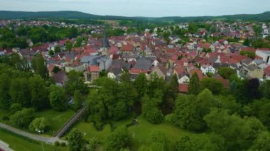 Almanya 'daki eski bir şehir merkezinin havadan görünüşü. Yazın güneşli bir günde.