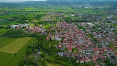 Almanya 'daki eski bir şehir merkezinin havadan görünüşü. Yazın güneşli bir günde.